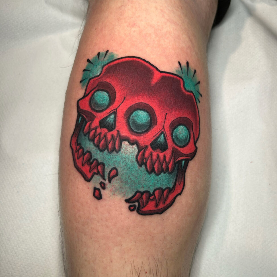 Tatuaje Skull neotradicional en inkfamia