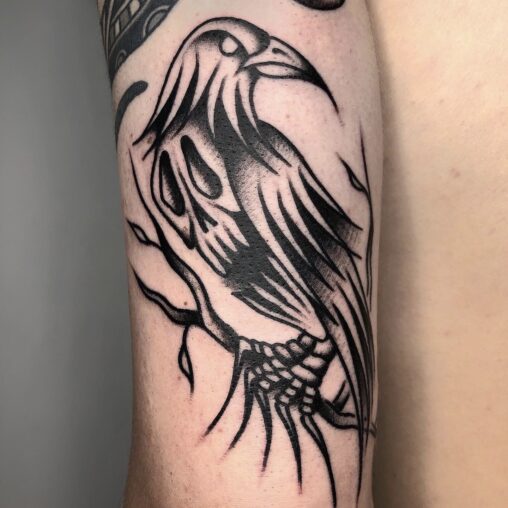 Tatuaje cuervo InkFamia